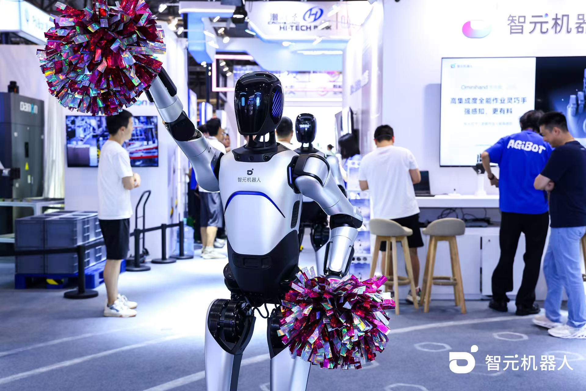 ok138cn太阳集团机器人 WAIC 首日展台火爆，机器人家族集体打工忙不停